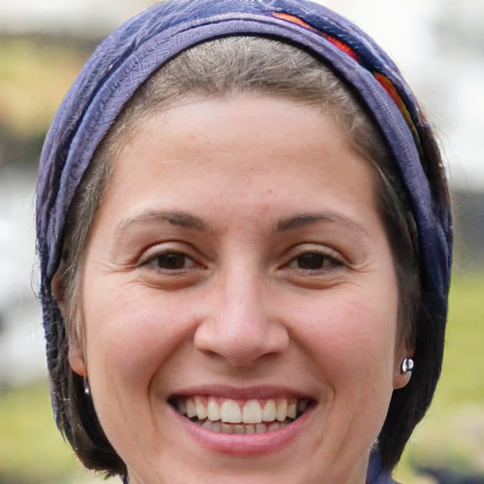 Retrato de Ana Branca Cardoso, a sorrir, com um lenço azul na cabeça